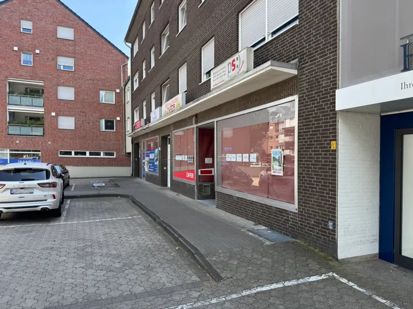Blick auf die Ladenlokale