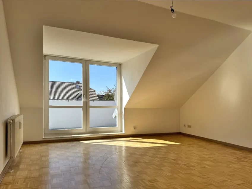 Wohnzimmer mit Balkonzugang