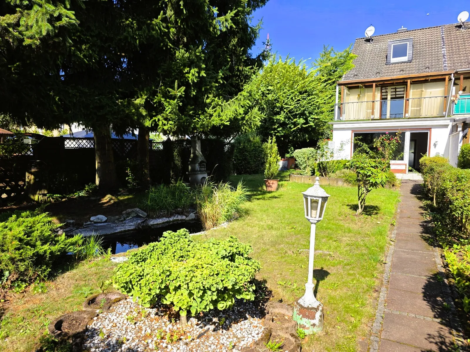 Provisionsfrei für Kaufende-Reihenendhaus in Unterliederbach – charmant, sanierungsbedürftig und voller Potenzial