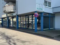 Außenansicht mit Schaufensterfront