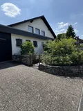 Einfahrt -/ Garage 