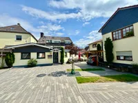 Hofbereich mit Nebengebäude