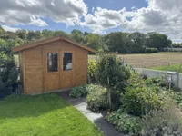 Gartenhaus mit Gemüsebeet