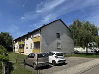 Rückansicht mit Stellplätze