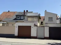 Rückansicht mit Garagenzufahrt