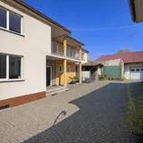 Innenhof (KI verändert)