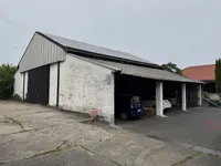 Halle hinter dem Haus