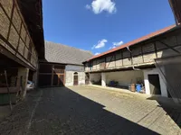 Innenhof mit Scheune