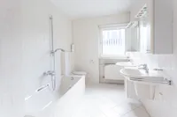 OG / Tageslicht-Bad mit Wanne