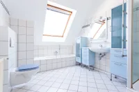 Tageslicht - Bad mit Wanne und Dusche