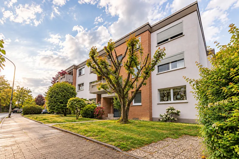 Modernes Wohnhaus im grünen Herbstgarten