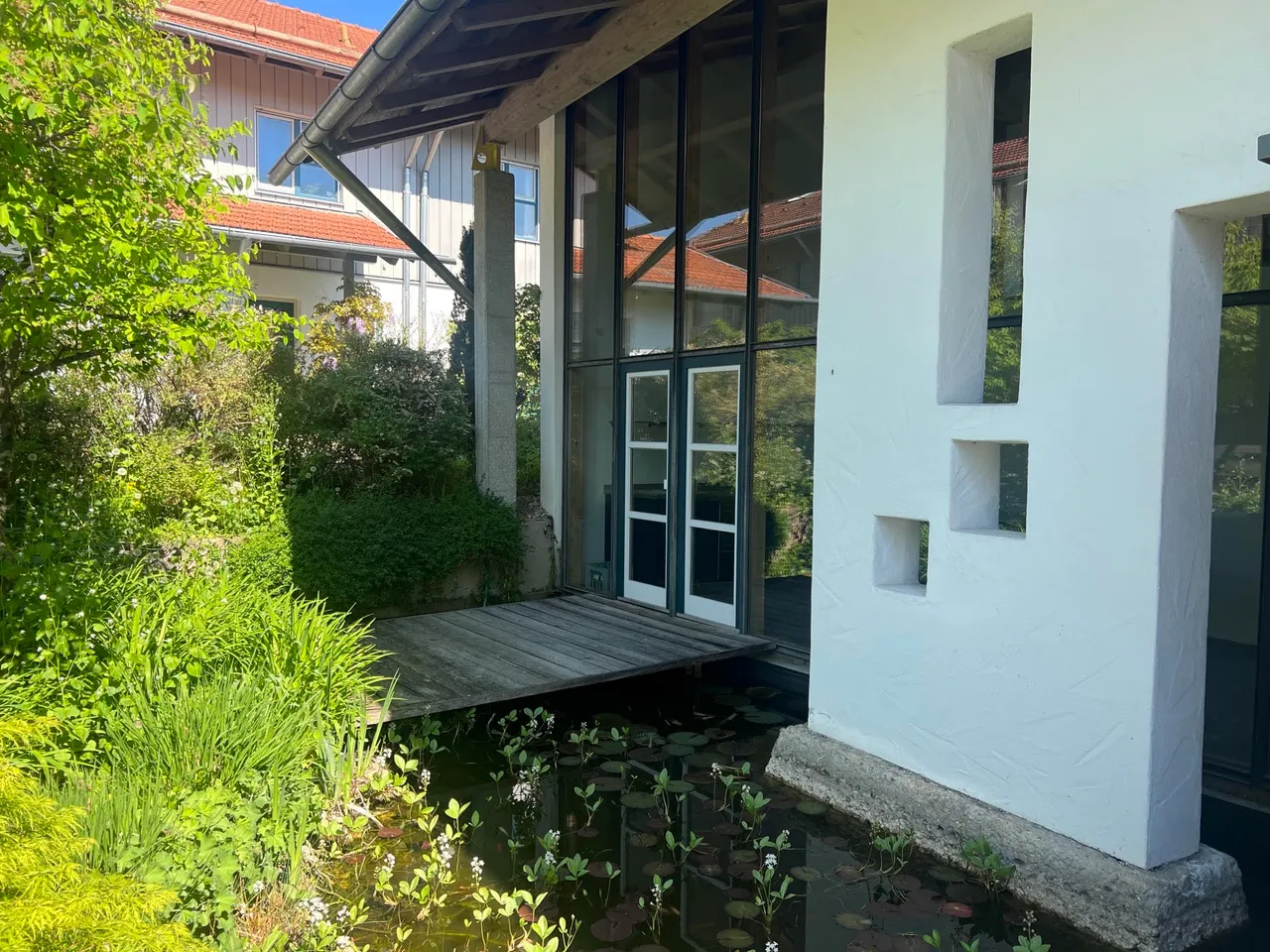 Eingang mit Teich_