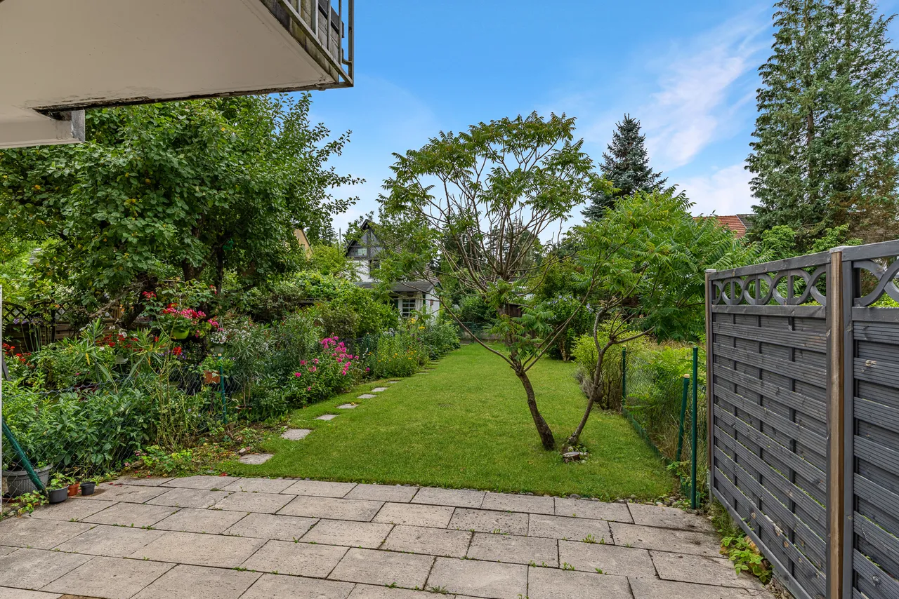 schöne Terrasse mit Garten