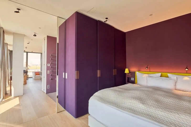 Schlafzimmer mit offenem Bad en Suite