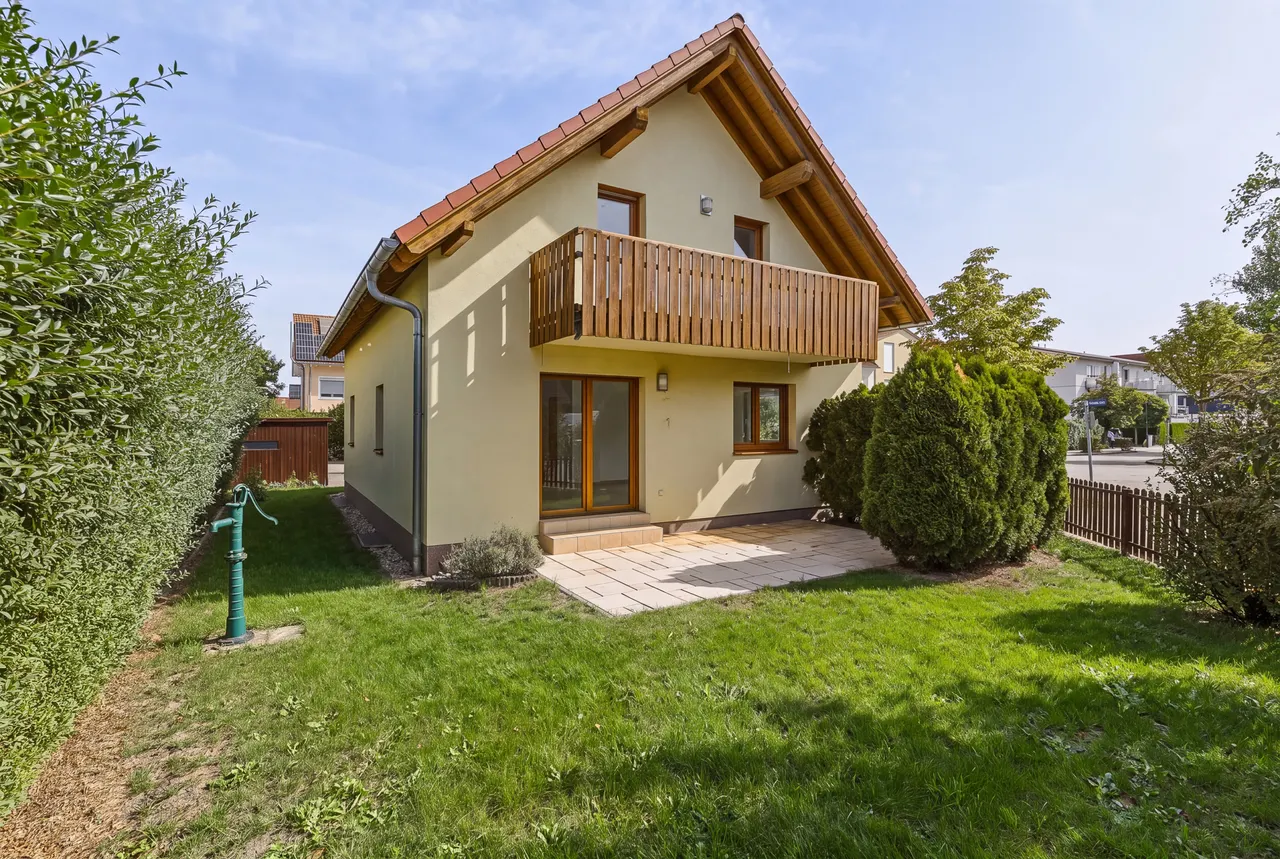 Hausansicht mit Garten