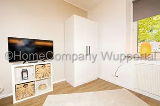 TV und Kleiderschrank