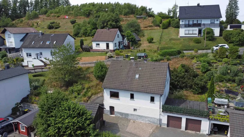 Preiswertes Wohnhaus mit Scheune
