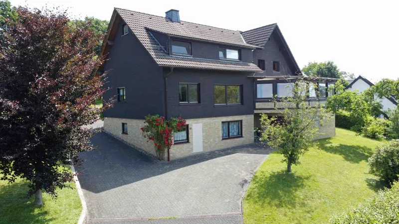 Perfekt für zwei Generationen: 2 Häuser mit 4 Garagen und Carport