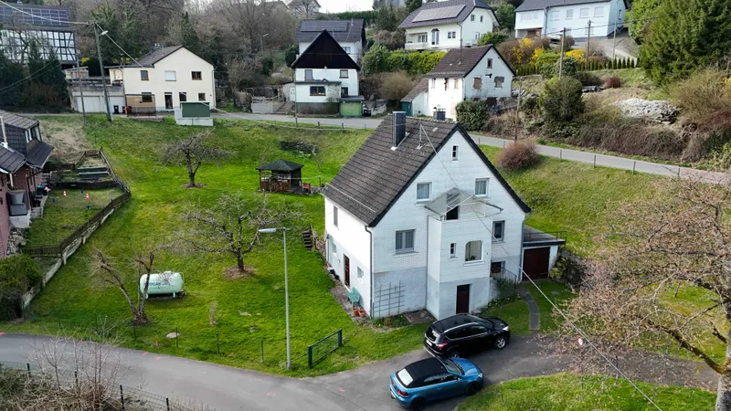Morsbach-Katzenbach: Gepflegtes Wohnhaus mit gro&szlig;em Garten