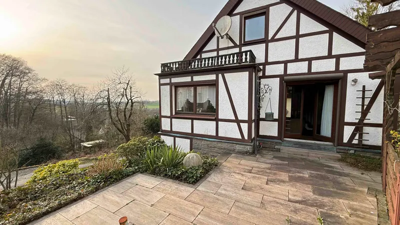 Vorschau: F&uuml;r 160.000 &euro; sofort einzugsfertig: Gem&uuml;tliches Fachwerkhaus mit gro&szlig;er Terrasse