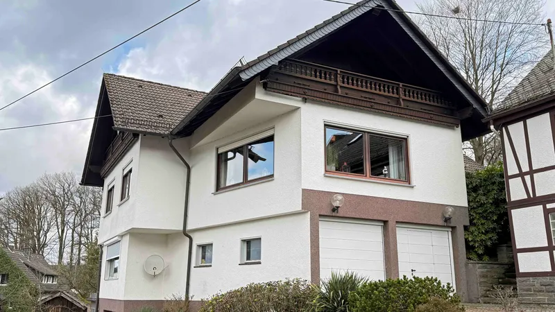 Vorschau: Mit B&uuml;ro und 4 Garagen: Barrierefreies Unternehmerhaus in Reichshof – Nosbach