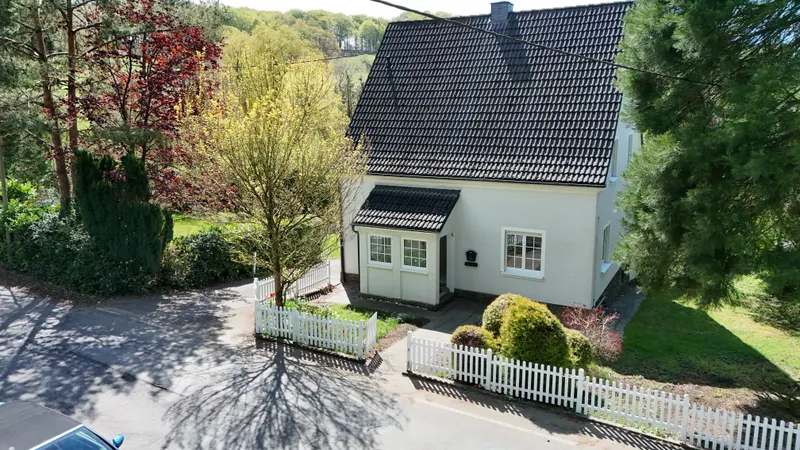 Haus mit Garten, 5 Schlafzimmern & Werkstatt zur Miete!