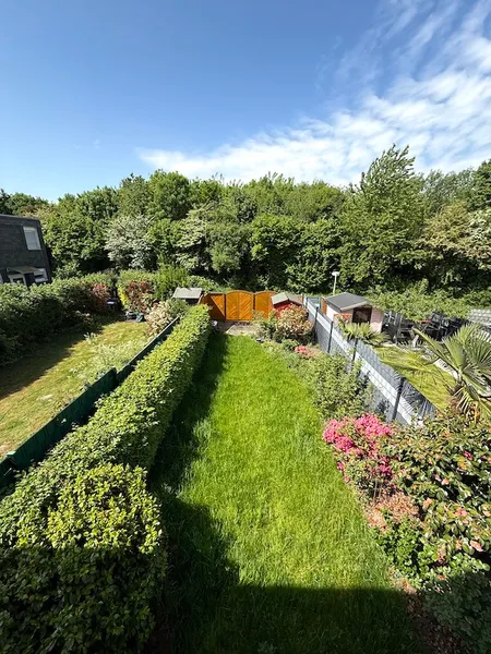 Charmantes Reihenmittelhaus mit Blick ins Grüne – Familienidyll in naturnaher Lage.