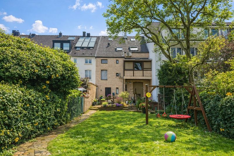 Charmantes Zweifamilienhaus mit Entwicklungspotenzial in D&uuml;sseldorf-Benrath