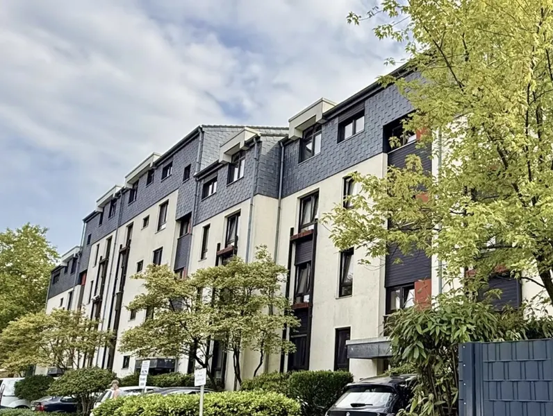 Moderne, voll m&ouml;blierte 3-Zimmer-DG-Wohnung mit TG-Stellplatz in Monheim-Baumberg
