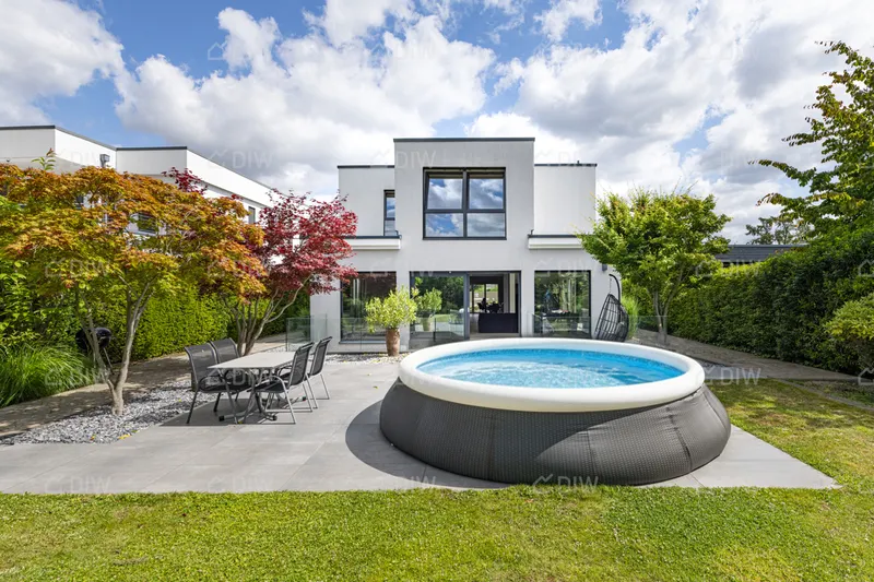 Architektur in Perfektion &ndash; Exklusive Designvilla mit spektakul&auml;rer Galerie und einzigartigem Treppenhaus