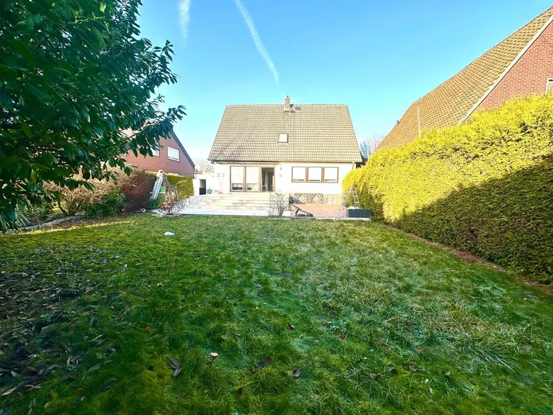 Gro&szlig;z&uuml;giges freistehendes Einfamilienhaus mit ca. 190 m&sup2; Wohnfl&auml;che und gro&szlig;em Garten