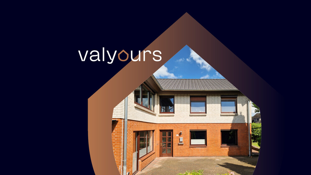 Die Westansicht mit Eingangsbereich zur Souterrain-Wohnung