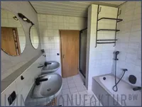 Badezimmer Dusche und Wanne