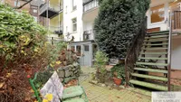 Treppe von Balkon zum Garten