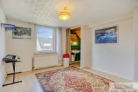 Schlafzimmer mit Waschgelegenheit OG