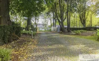 Einfahrt mit Blick aufs Schloss 