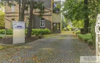 Einfahrt und Eingang