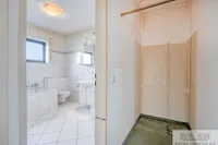 Garderobe und Bad