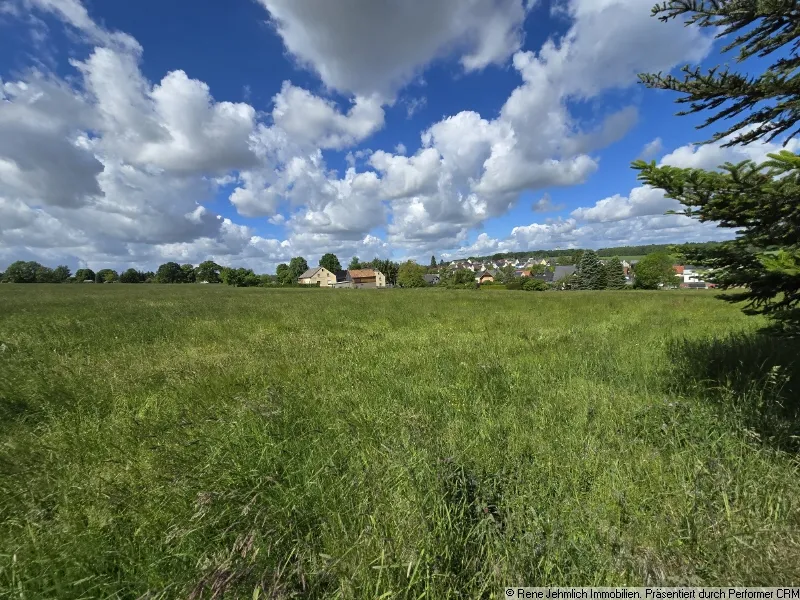 1 schönes ebenes Grundstück in Taura… ca. 18m x 27m