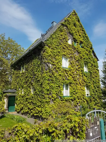 Einfamilienhaus in Limbach-Oberfrohna mit 138 qm, PV-Anlage, großem Garten, Keller & Garage