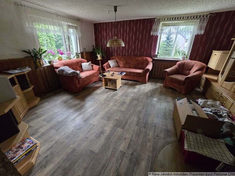 Sanierungsbed&uuml;rftiges EFH mit 212qm auf 1.770qm Grundst&uuml;ck mit Pool & Doppelgarage + Gartenhaus