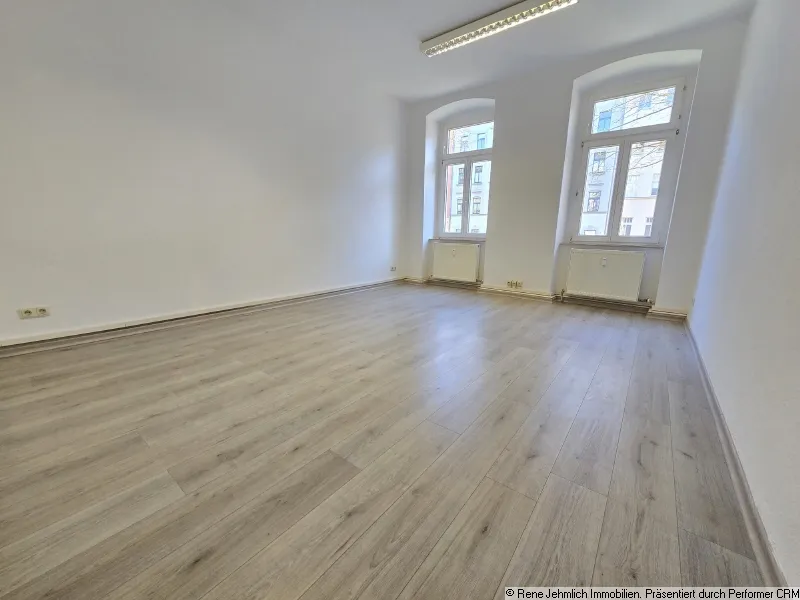 Zentral gelegenes B&uuml;ro im beliebten Ka&szlig;berg: Erdgeschoss, drei Zimmer, Balkon und Stauraum