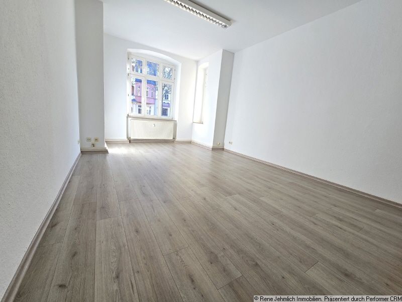 Zentral gelegenes B&uuml;ro im beliebten Ka&szlig;berg: Erdgeschoss, drei Zimmer, Balkon und Stauraum