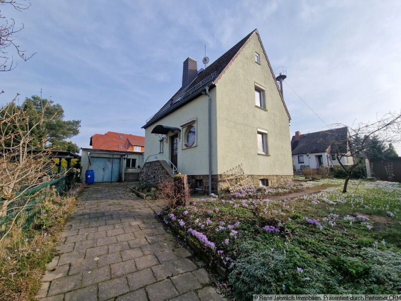 Freistehendes Haus mit 753 m&sup2; Grundst&uuml;ck, Brunnen, Garagen und viel Raum f&uuml;r neue Wohntr&auml;ume