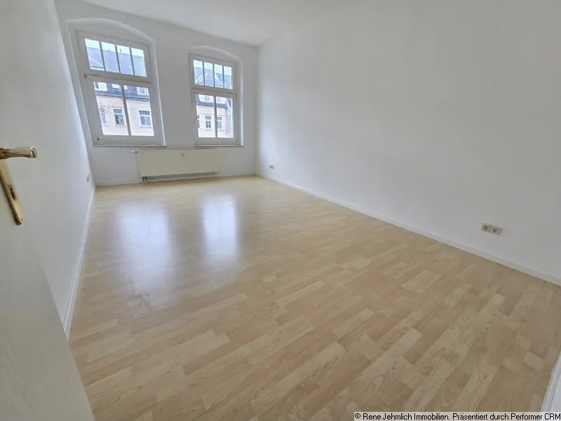 EBK m&ouml;glich – attraktive 2-Raum-Wohnung, 63 m&sup2;, Balkon ins Gr&uuml;ne, ruhige Lage + Stellplatz + Lift