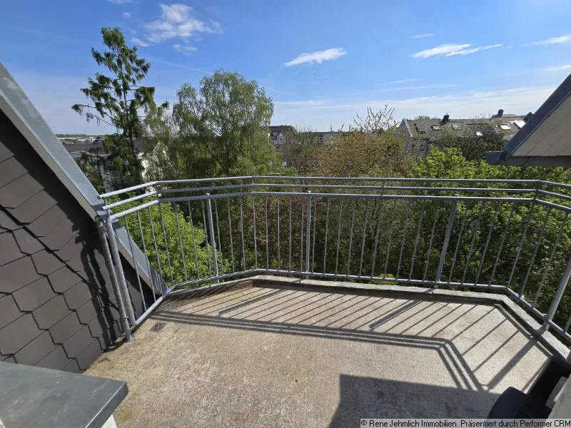 Lichtdurchflutete 3-Raum-Wohnung im Dachgeschoss mit hohen Decken und gro&szlig;er Terrasse