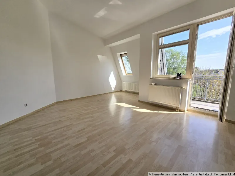 Lichtdurchflutete Wohnung im Dachgeschoss mit hohen Decken, Lift, gro&szlig;er Terrasse und TG