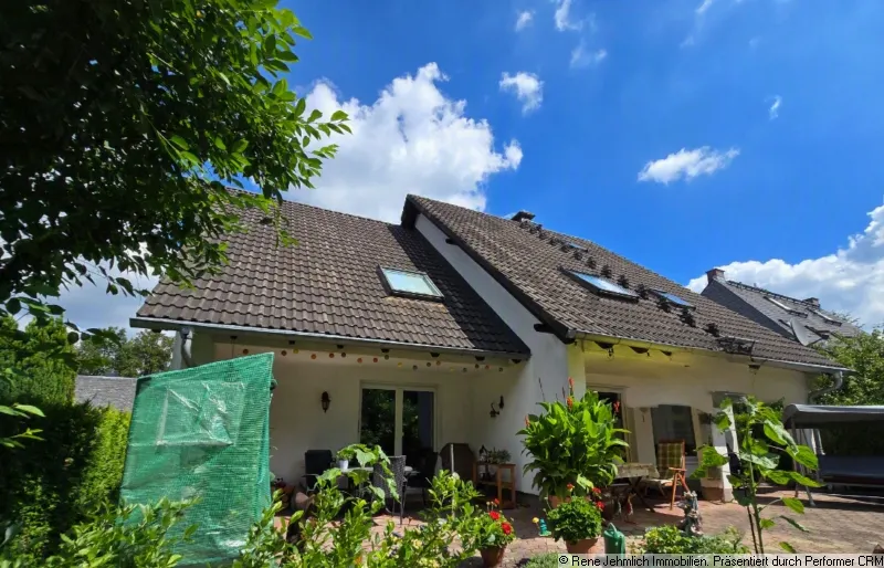 Gro&szlig;z&uuml;giges Haus mit Einliegerwohnung, Doppelgarage und gro&szlig;em Garten in Reichenbrand
