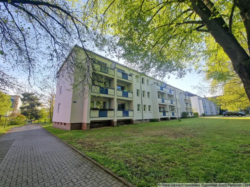 Helle Dachgeschosswohnung mit Balkon und Blick ins Gr&uuml;ne in Reichenbrand