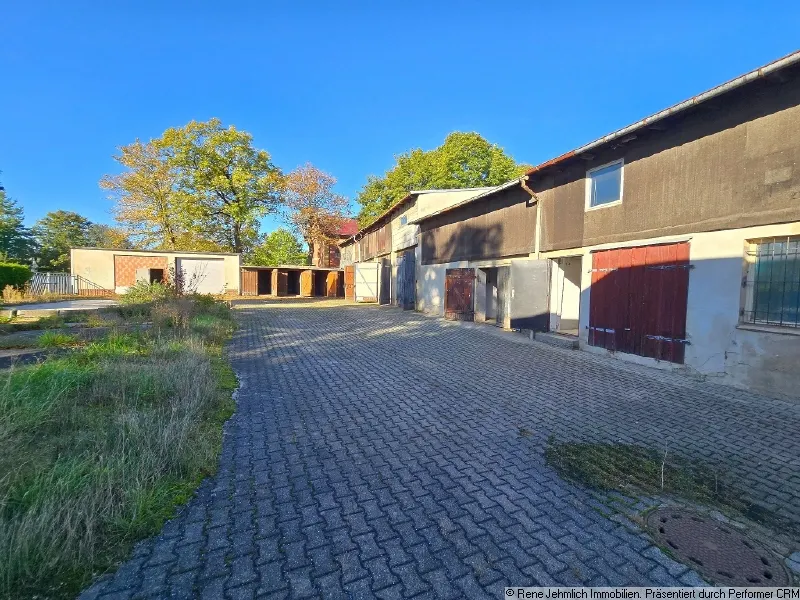 Investor gesucht: 10 Garagen, gro&szlig;e Hoffl&auml;che und Entwicklungspotenzial in Chemnitz-Borna